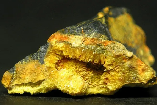cnea-roca-natural-de-uranio
