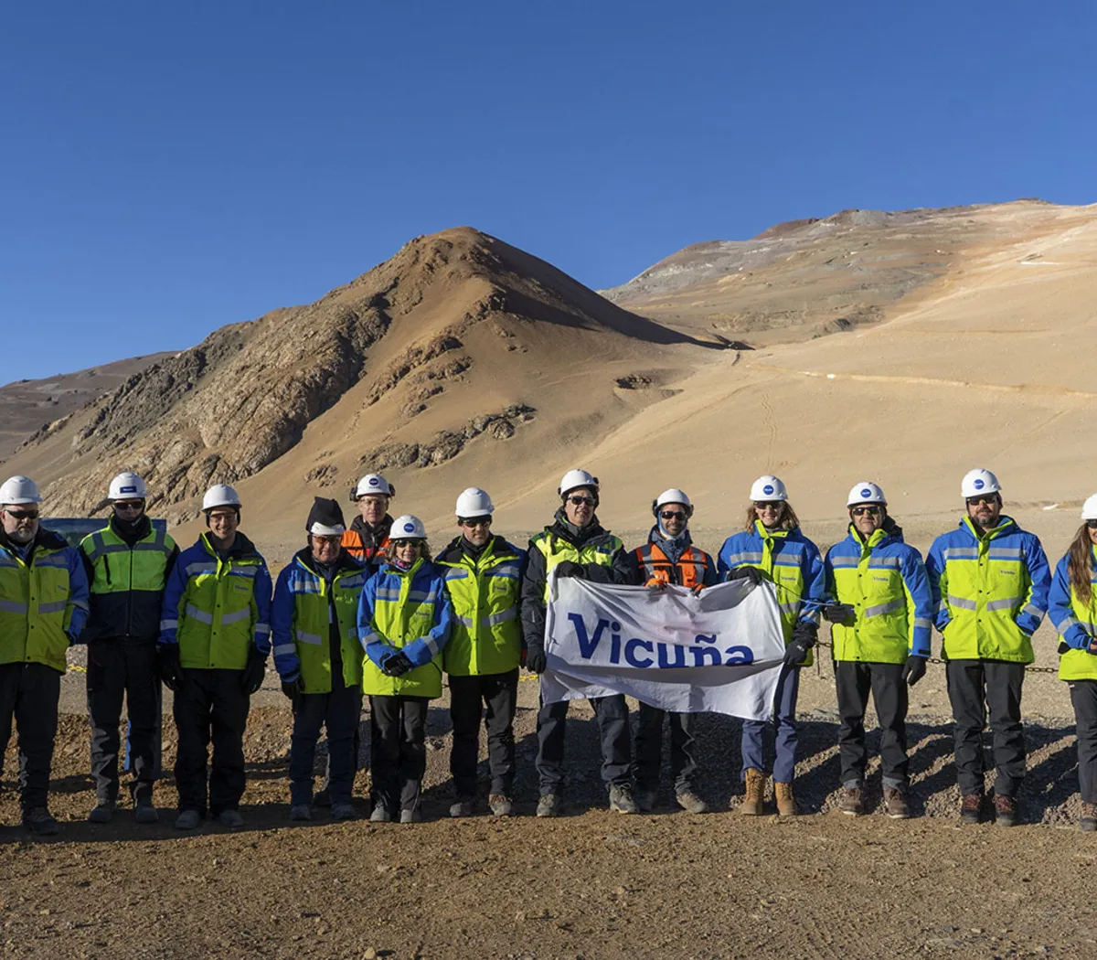 960771-primera-visita-del-directorio-vicuna-corp_0