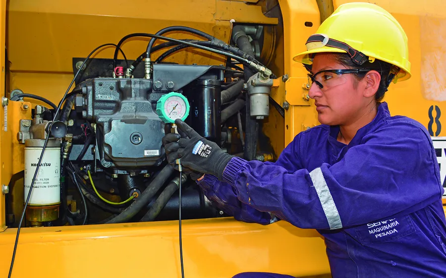 maquinaria-pesada-mujer_minera_900x562_pixeles